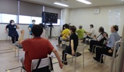 認知症予防の体操の様子