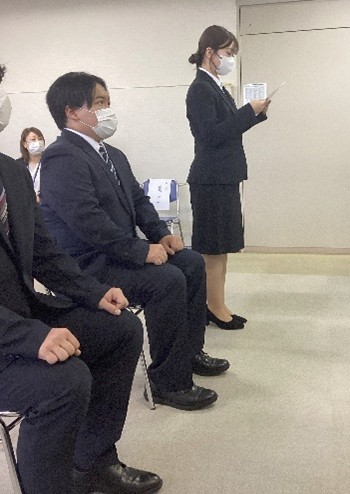 入職式でコメントする新入職員
