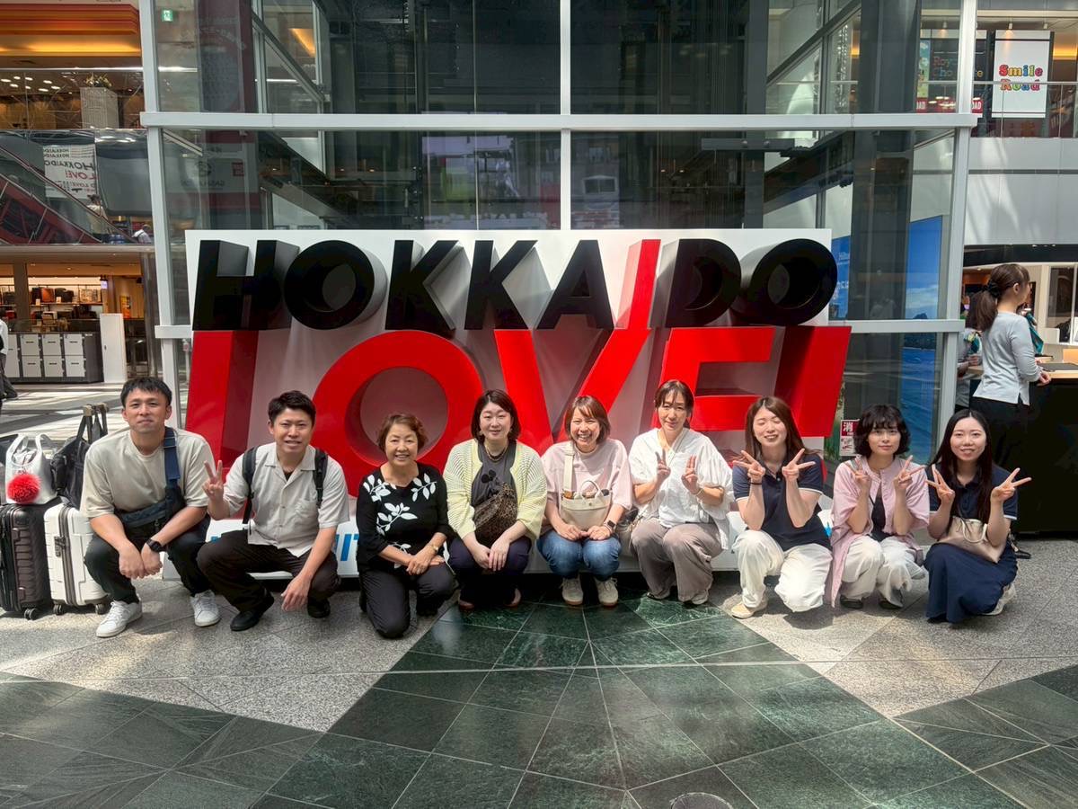 HOKKAIDO LOVEのオブジェの前での集合写真