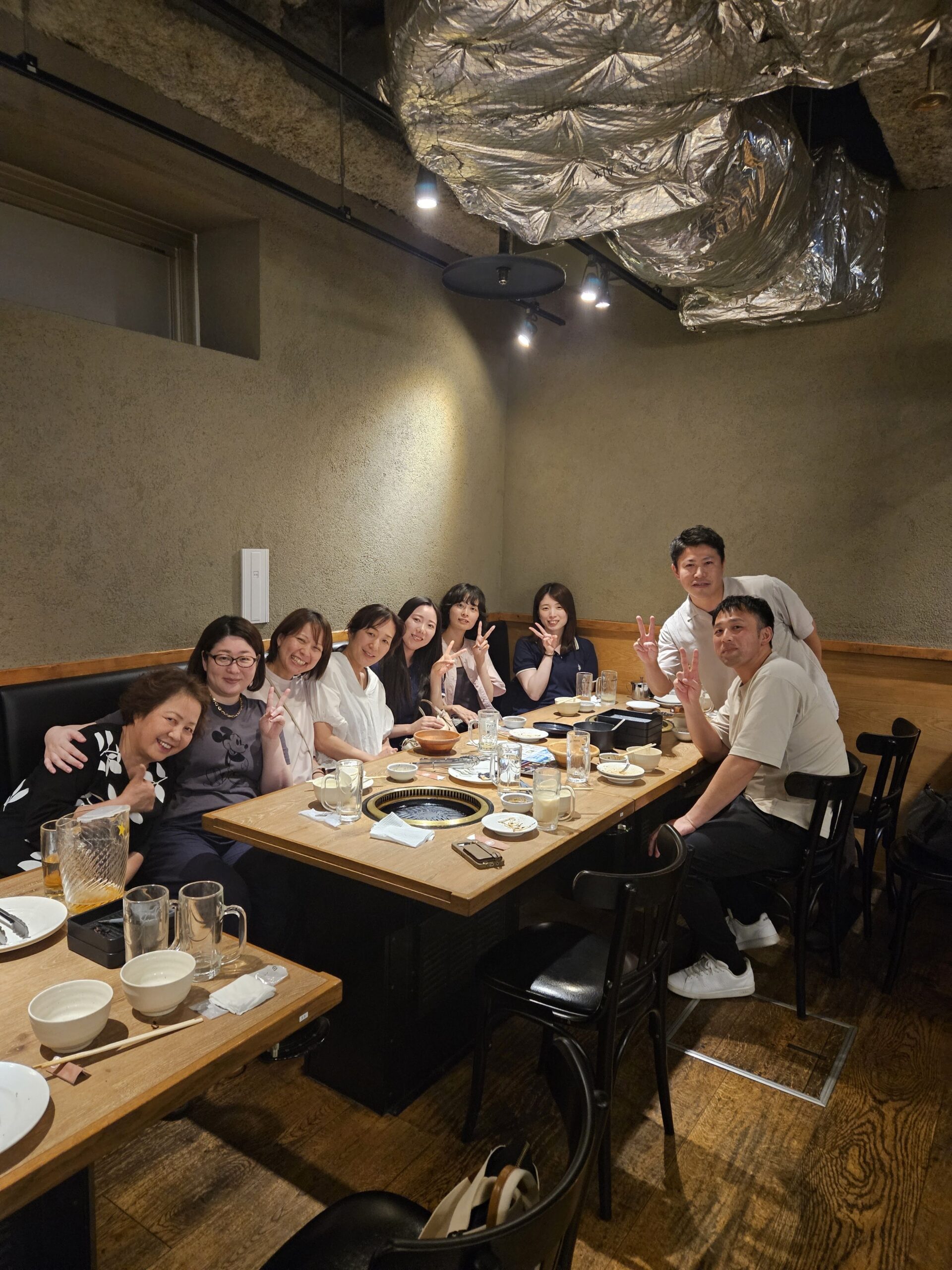 懇親会での食事会の様子